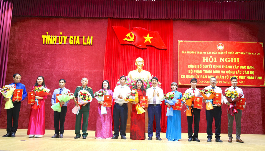 Phó Bí thư Tỉnh ủy Nguyễn Ngọc Lương (thứ 5 từ phải sang) và Phó chủ tịch Thường trực Ủy ban MTTQ Việt Nam tỉnh Trần Minh Sơn (thứ 7 từ phải sang) trao quyết định và tặng hoa chúc mừng các ban tham mưu, giúp việc cơ quan Ủy ban MTTQ Việt Nam tỉnh. Ảnh: A.P img-1858.jpg