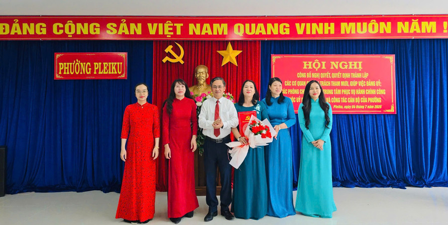 Bí thư Đảng ủy phường Pleiku Nguyễn Xuân Phước (thứ 4 từ phải sang) trao các quyết định về công tác tổ chức, cán bộ. Ảnh: B.B anh-3.jpg
