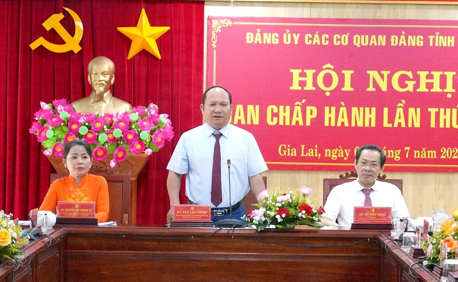 Đồng chí Rah Lan Chung-Phó Bí thư Thường trực Tỉnh ủy, Chủ tịch HĐND tỉnh, Bí thư Đảng ủy các cơ quan Đảng tỉnh phát biểu chỉ đạo tại hội nghị. Ảnh: N.H a1.jpg