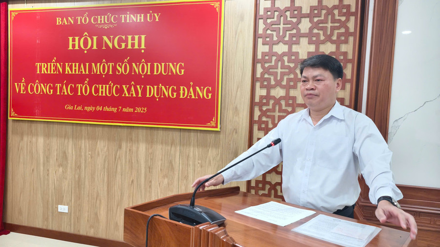 Phó Trưởng Ban Tổ chức Tỉnh ủy Phan Chí Hùng phát biểu tại hội nghị. Ảnh: T.T pho-truong-ban-to-chuc-tinh-uy-phan-chi-hung-trien-khai-mot-so-noi-dung-tai-hoi-nghi.jpg