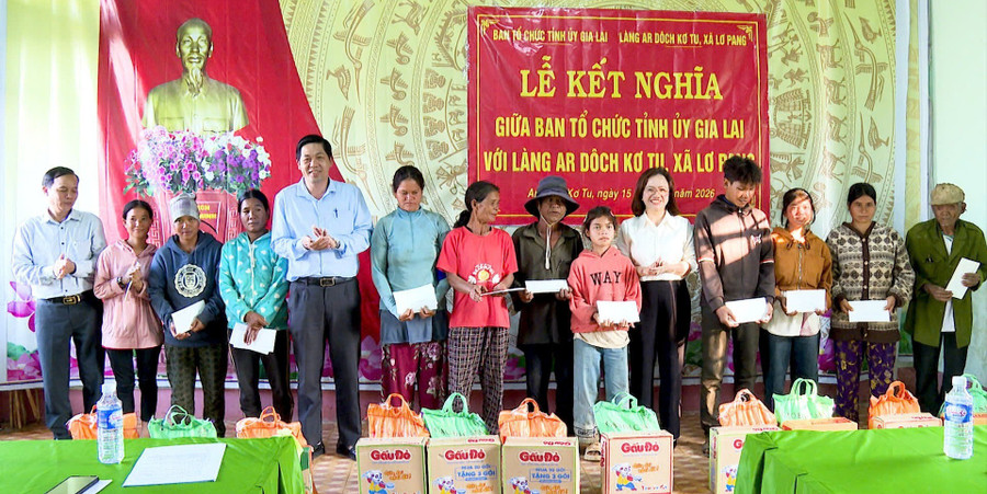 ban-to-chuc-tinh-uy-gia-lai-trao-144-phan-qua-cho-cac-ho-dan-lang-ar-doch-ko-tu.jpg