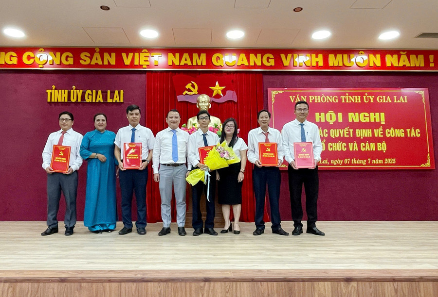 مزيد من المعلومات الإدارة العامة. تصوير: دانج فو. lanh-dao-van-phong-tinh-uy-trao-qd-cho-cac-dong-chi-truong-pho-phong-tong-hop.jpg