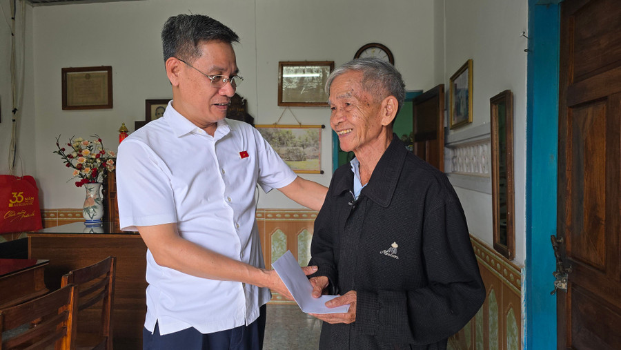 Ông Đinh Ngọc Quý (bìa trái)-Ủy viên chuyên trách Ủy ban Văn hóa-Xã hội của Quốc hội, đại biểu Quốc hội tỉnh Gia Lai thăm hỏi, tặng quà thương binh Hồ Thanh Vân (phường Hội Phú). Ảnh: B.B anh-2.jpg