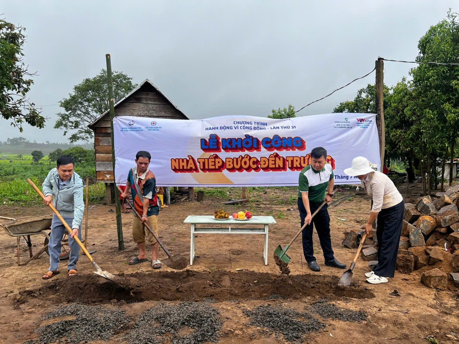 Các thành viên đoàn công tác khởi công xây dựng nhà "Tiếp bước đến trường" cho gia đình ông Đinh Nur (làng Thương, xã Kon Chiêng, tỉnh Gia Lai). Ảnh: H.N doan-cong-tac-truc-tiep-dong-tho-khoi-cong-xay-dung-nha-tiep-buoc-toi-truong-cho-gia-dinh-ong-dinh-nur-lang-thuong-xa-kon-chieng-tinh-gia-lai.jpg