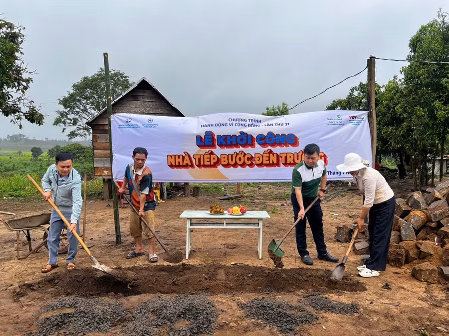 doan-cong-tac-truc-tiep-dong-tho-khoi-cong-xay-dung-nha-tiep-buoc-toi-truong-cho-gia-dinh-ong-dinh-nur-lang-thuong-xa-kon-chieng-tinh-gia-lai.jpg