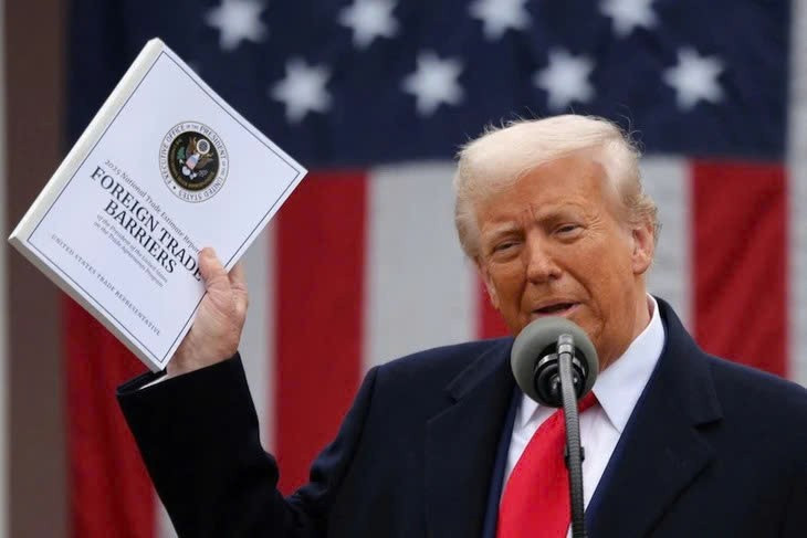 Tổng thống Mỹ Donald Trump gửi thư thông báo mức thuế quan đối ứng mới với 14 quốc gia. Ảnh minh họa: Reuters/Nguồn: tuoitre.vn z6783476041707-1be686da08b0ffea06dd36b7a9f8b677.jpg