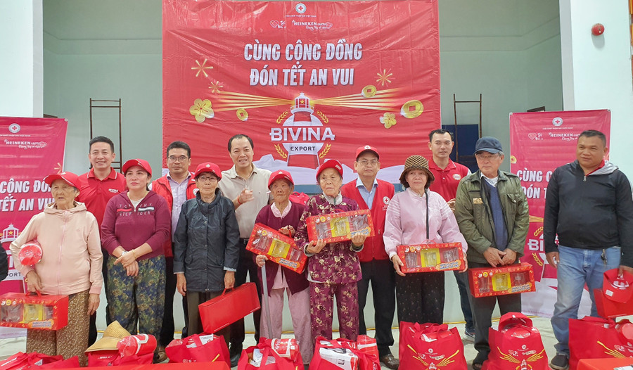 trao-tang-300-suat-qua-tet-tri-gia-hon-240-trieu-dong-cho-nguoi-dan-phuong-quy-nhon-dong.jpg