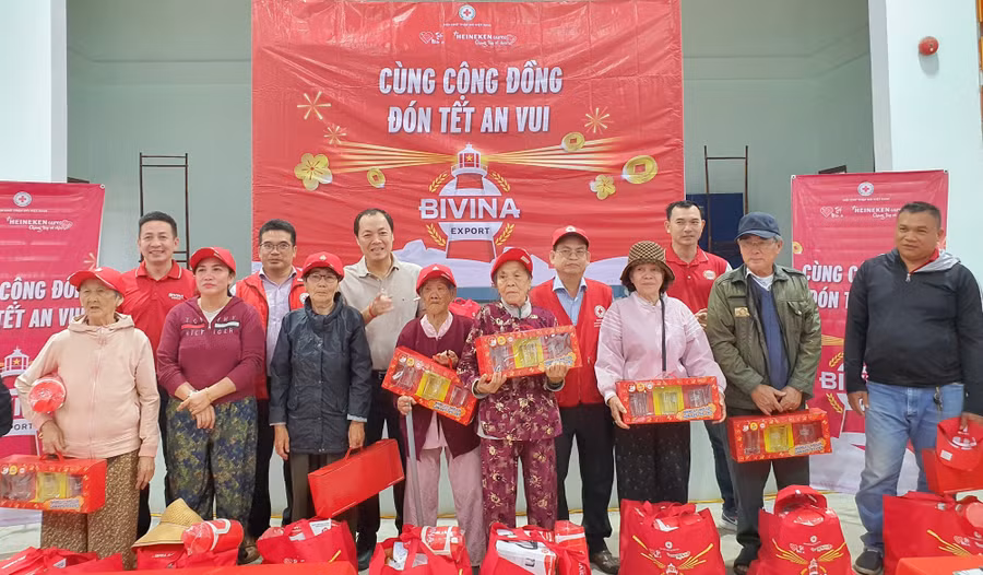 trao-tang-300-suat-qua-tet-tri-gia-hon-240-trieu-dong-cho-nguoi-dan-phuong-quy-nhon-dong.jpg