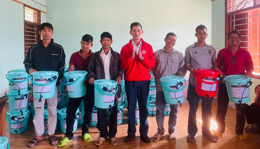 Đại diện lãnh đạo Hội Chữ thập đỏ tỉnh Gia Lai trao bộ lọc nước cho bà con xã Canh Liên . Ảnh: Ngọc Huy ong-le-phong-pho-chu-tich-thuong-truc-hoi-ctd-tinh-trao-bo-loc-nuoc-cho-ba-con-xa-canh-lien-sang-6-10-anh-ngoc-huy.jpg