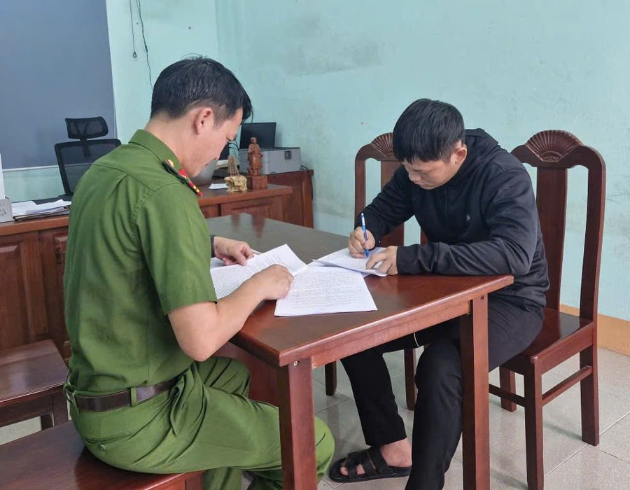 Đối tượng Võ Thế Chính tại cơ quan Công an. Ảnh: ĐVCC z6851563214970-eb003b64a11b69b146b07e2330587c1c.jpg