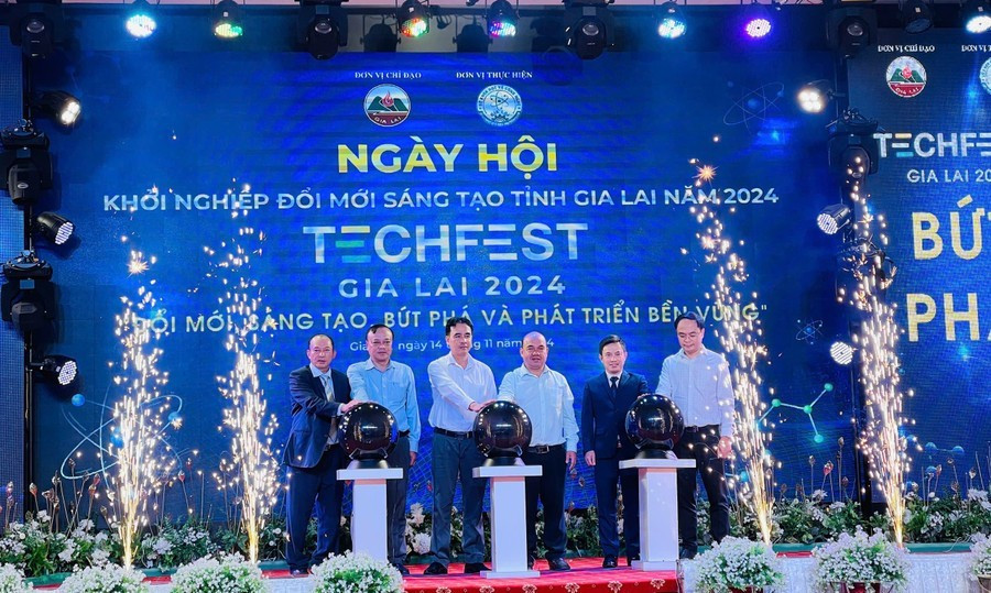 Các đại biểu bấm nút quả cầu led chính thức khai mạc Ngày hội Khởi nghiệp đổi mới sáng tạo tỉnh Gia Lai năm 2024. Ảnh: Trần Dung 1.jpg