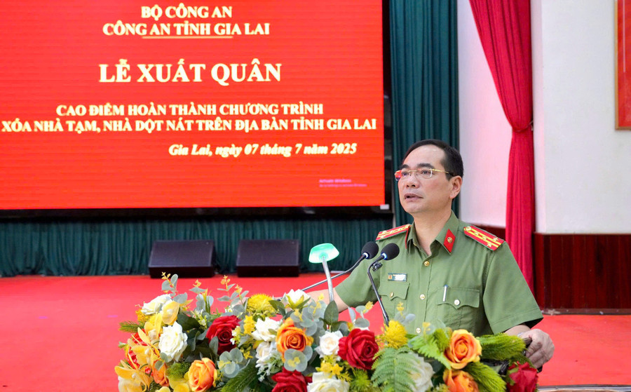 Đại tá Phạm Hữu Trường-Phó Giám đốc Công an tỉnh phát biểu chỉ đạo tại buổi lễ. Ảnh: Nông Hòa dai-ta-pht-phat-bieu.jpg