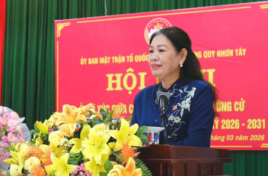 ba-huynh-thuy-van-tinh-uy-vien-pho-chu-tich-hdnd-tinh-tra-loi-cac-cau-hoi-cua-cu-tri-trong-buoi-tiep-xuc-van-dong-bau-cu.jpg