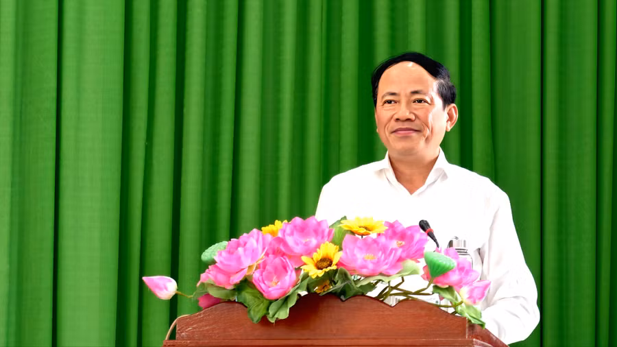ucv-pham-anh-tuan-trinh-bay-chuong-trinh-hanh-dong-voi-cu-tri-phuong-quy-nhon-nam.jpg