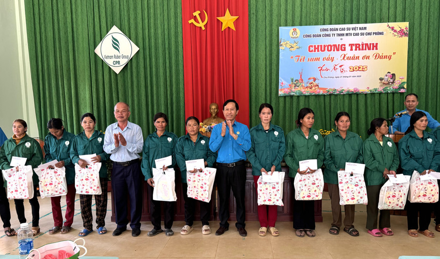 lanh-dao-cong-ty-cao-su-chu-prong-trao-qua-cua-cong-doan-cao-su-viet-nam-cho-cong-nhan-kho-khan-la-dan-toc-thieu-so-nt-cao-su-an-bien.jpg