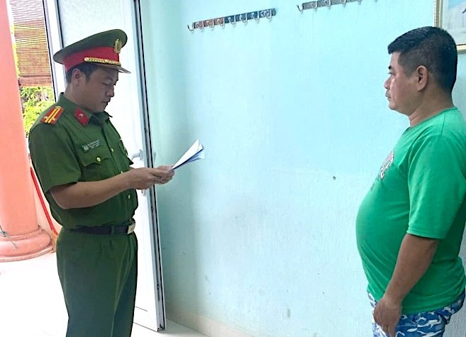 Cơ quan Công an thực hiện lệnh bắt Trần Văn Ban. Ảnh: ĐVCC co-quan-cong-an-thuc-hien-lenh-bat-tran-van-ban.jpg