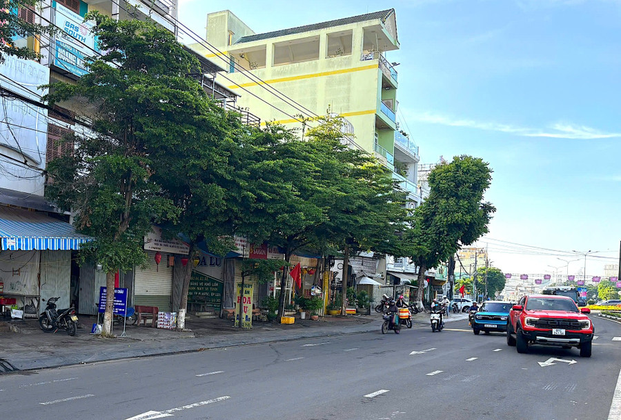 Người dân không được lấn chiếm vỉa hè, lòng đường để kinh doanh, buôn bán, để vật liệu xây dựng, gây mất mỹ quan đô thị, cản trở giao thông. Ảnh: M.T khong-lan-chiem-via-he-long-duong-de-kinh-doanh-buon-ban-de-vat-lieu-xay-dung-gay-mat-my-quan-do-thi-can-tro-giao-thong.jpg