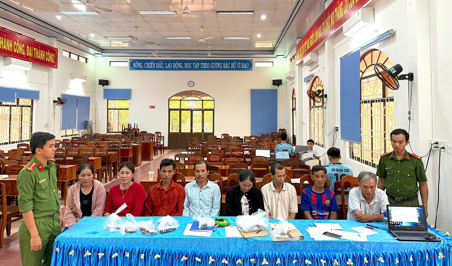 Các đối tượng bị tạm giữ để điều tra làm rõ hành vi đánh bạc. Ảnh: ĐVCC cac-doi-tuong-bi-tam-giu-hinh-su.jpg
