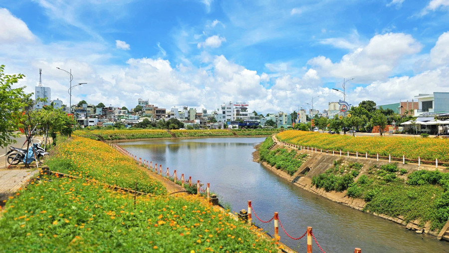 Một đoạn bờ kè suối Hội Phú. Ảnh: B.B mot-doan-bo-ke-suoi-hoi-phu.jpg