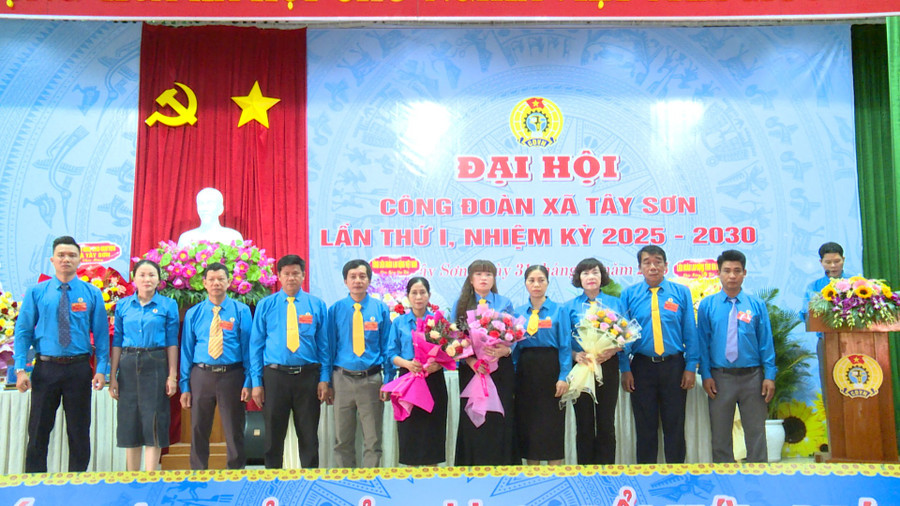 Tay Son kommuns fackförenings verkställande kommitté, termin I, presenterade sig för kongressen. Foto: V.P. ra-mat-ban-chap-hanh.jpg