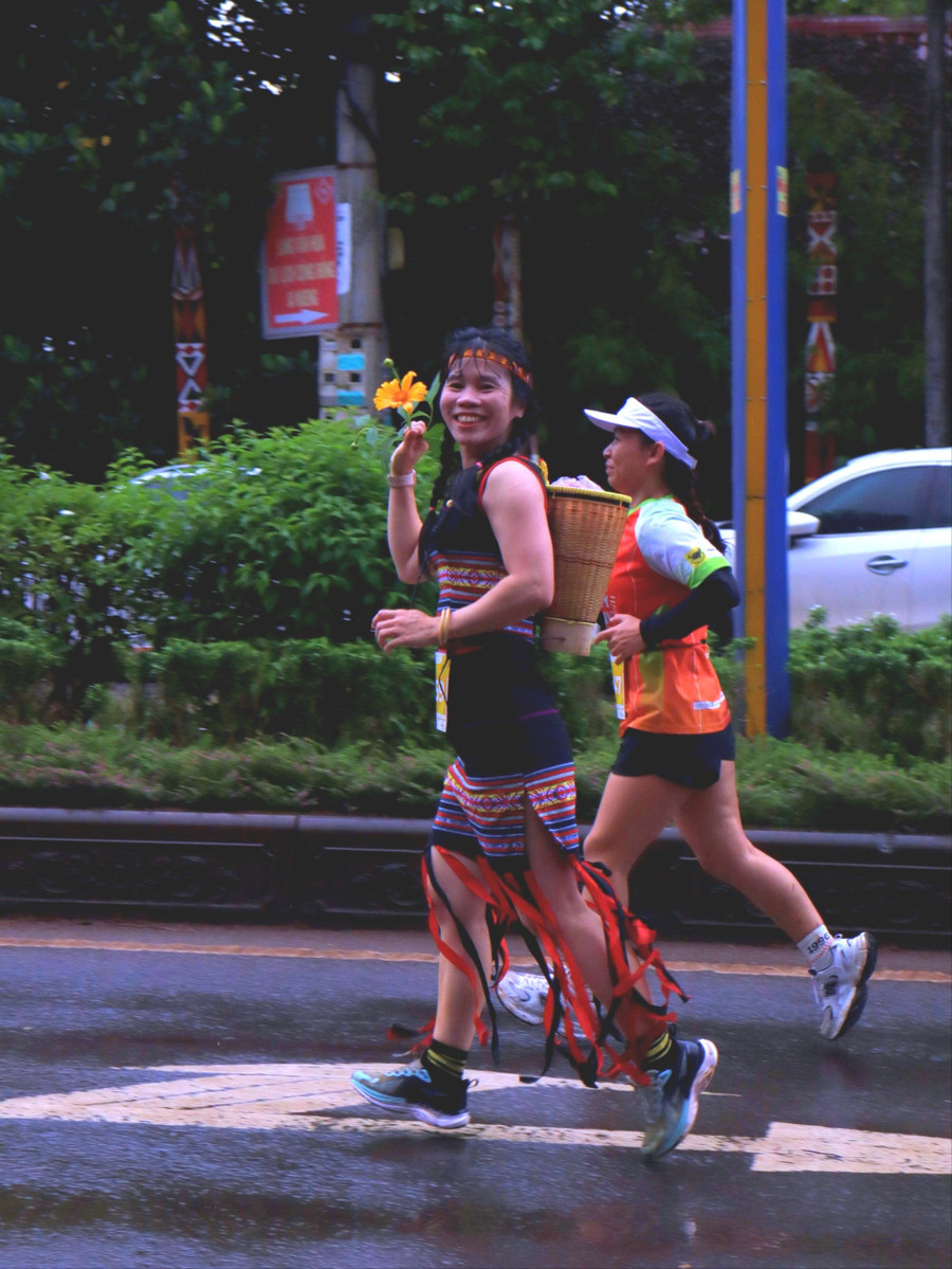Chị Hoàng Hải Hà trong trang phục người Jrai trên đường chạy. Ảnh: Na chi-hoang-hai-ha-trong-trang-phuc-nguoi-jrai-tren-duong-chay-anh-na.jpg