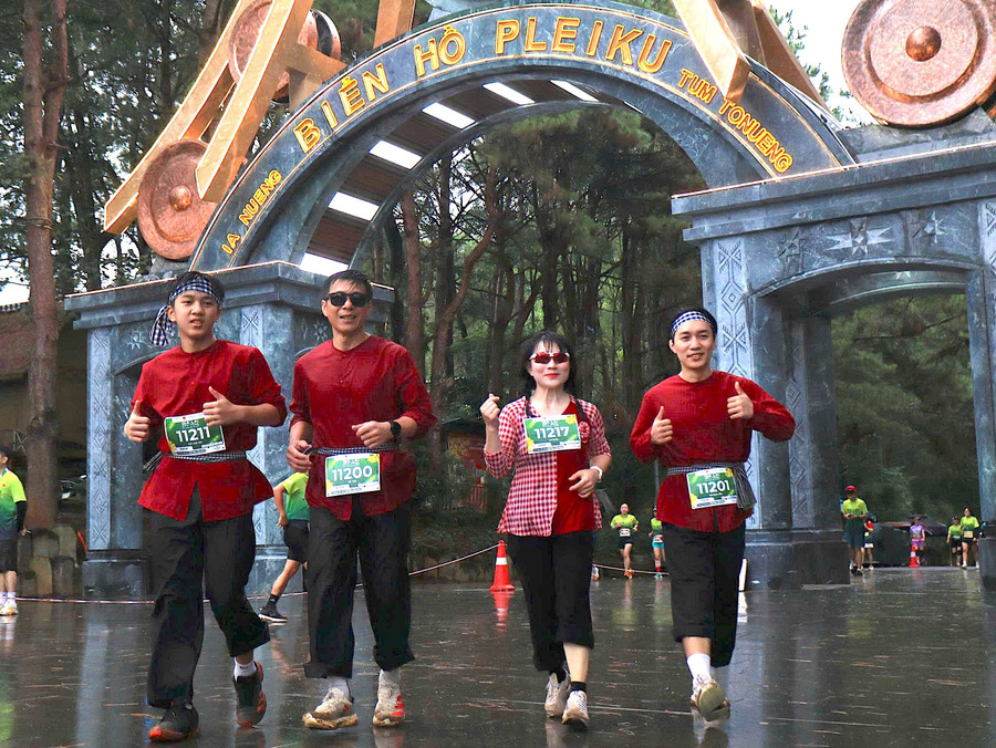 Gia đình anh Đỗ Xuân Việt trong trang phục bà ba đậm chất miền Tây Nam bộ. Ảnh: Na gia-dinh-anh-do-xuan-viet-trong-trang-phuc-mien-tay-anh-na.jpg