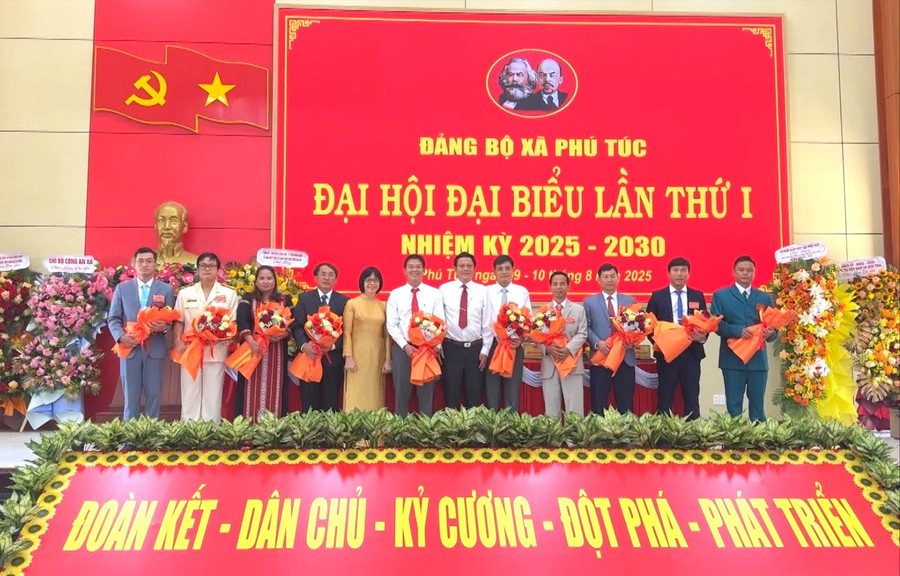 Ban Thường vụ Đảng ủy xã Phú Túc chụp hình lưu niệm với đại biểu về dự, chỉ đạo Đại hội. Ảnh: Ngô Thu sequence-0200-01-49-19still001.jpg