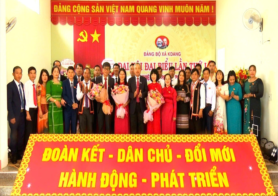 Ban Chấp hành Đảng bộ xã Kdang nhiệm kỳ 2025-2030 ra mắt Đại hội. Ảnh: Hồng Viên hinh-anh-dong-chi-dang-vinh-son-uy-vien-ban-thuong-vu-tinh-uy-truong-ban-noi-chinh-tinh-uy-tang-hoa-cho-bch-dang-bo-xa-kdang-nhiem-ky-2025-2030.jpg
