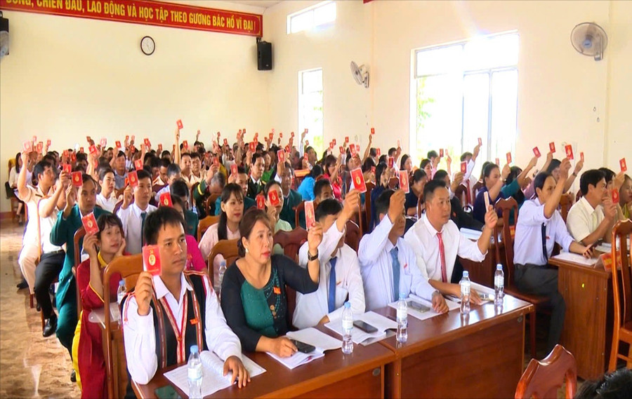 Đại biểu tham dự Đại hội biểu quyết thông qua các chỉ tiêu chủ yếu trong nhiệm kỳ 2025-2030. Ảnh: Hồng Viên hinh-anh-dai-hoi-xa-kdang-bieu-quyet-thong-qua-cac-chi-tieu-nghi-quyet-nhiem-ku-2025-2030.jpg