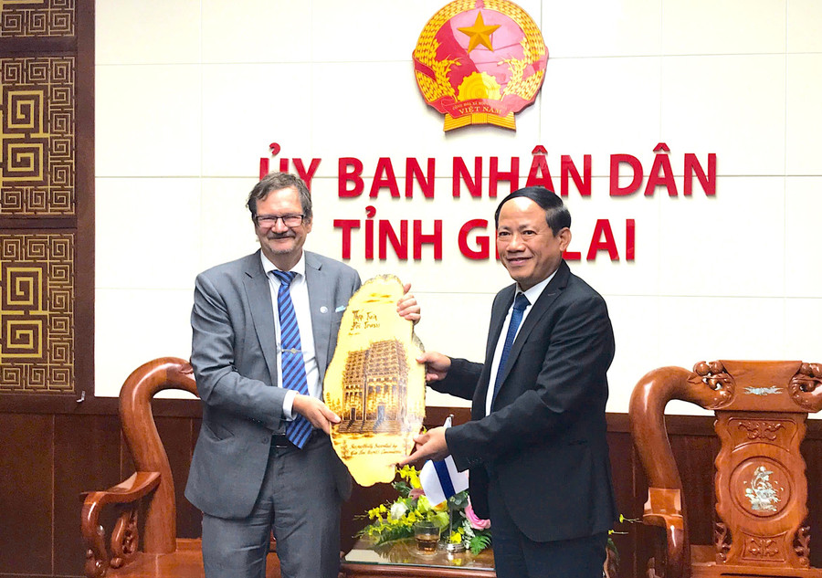 Chủ tịch UBND tỉnh Phạm Anh Tuấn (bên phải) tặng quà lưu niệm cho Đại sứ Phần Lan Pekka Voutilainen. Ảnh: Đoàn Bình chu-tich-ubnd-tinh-pham-anh-tuan-ben-phai-tang-qua-luu-niem-dai-su-phan-lan-pekka-voutilainen-ben-trai.jpg
