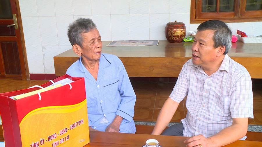 Chủ nhiệm Ủy ban Kiểm tra Tỉnh ủy Thái Thanh Bình thăm hỏi tình hình sức khỏe, đời sống của thương binh Nguyễn Văn Giáo (ở thôn Vạn Khánh, xã An Hòa). Ảnh: H.B thai-thanh-binh-tham-tang-qua.jpg