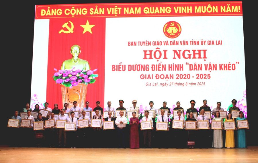 Các tập thể có thành tích xuất sắc, tiêu biểu trong thực hiện phong trào thi đua “Dân vận khéo” giai đoạn 2020-2025 nhận bằng khen của Chủ tịch UBND tỉnh. Ảnh: N.H a4.jpg