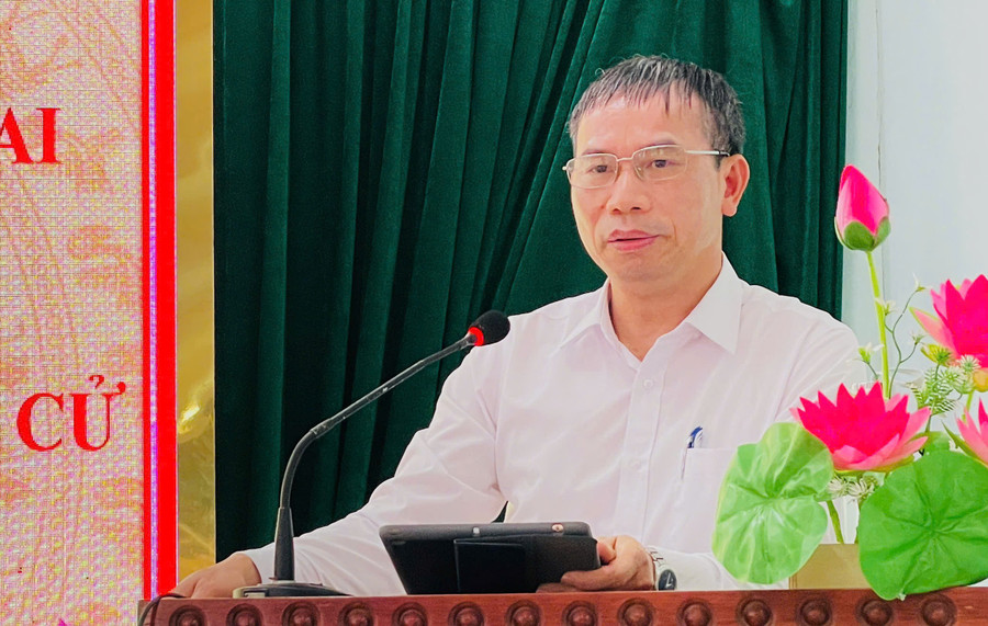 Ứng cử viên Đồng Ngọc Ba phát biểu ý kiến trước cử tri. Ảnh: Phi Long