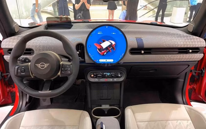 MINI Cooper 2025 gây ấn tượng mạnh với màn hình trung tâm OLED hình tròn kích thước 9,5 inch. Ảnh: S.T