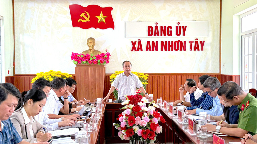 pho-bi-thu-tinh-uy-chau-ngoc-tuan-kiem-tra-cong-tac-chuan-bi-bau-cu-tai-xa-an-nhon-tay.jpg