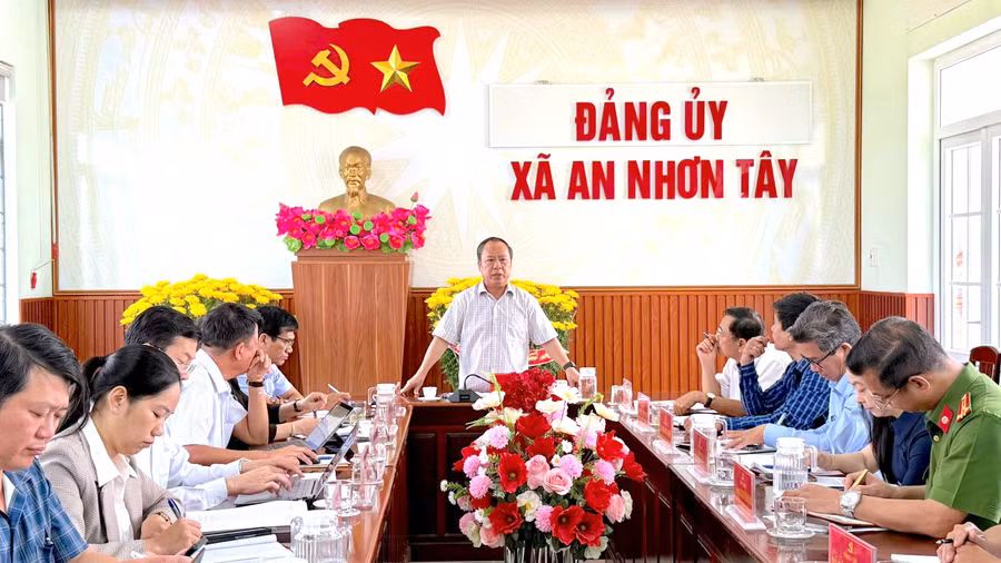 pho-bi-thu-tinh-uy-chau-ngoc-tuan-kiem-tra-cong-tac-chuan-bi-bau-cu-tai-xa-an-nhon-tay.jpg