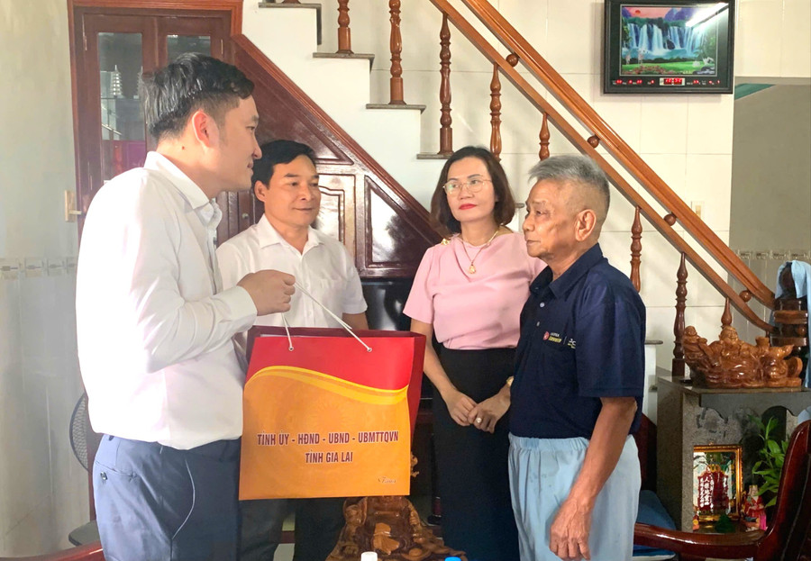 รองประธานคณะกรรมการประชาชนจังหวัดเหงียน ตวน อันห์ (ซ้ายปก) เยี่ยมและมอบของขวัญแก่ครอบครัวของนายโง แถ่ง จุง (ทหารผ่านศึก หมู่บ้านเกิ่น อัน 1 ตำบลตวี เฟือก เตย) ภาพโดย: T.D tham-tang-qua-thuong-binh-ngo-thanh-chung-7271.jpg