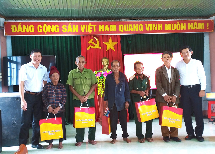 Đồng chí Mai Việt Trung-Ủy viên Ban Thường vụ Tỉnh ủy, Trưởng Ban Tổ chức Tỉnh ủy (bìa phải) tặng quà cho các gia đình chính sách, người có công tiêu biểu của xã Sró. Ảnh: Kỳ Anh 1000021007.jpg