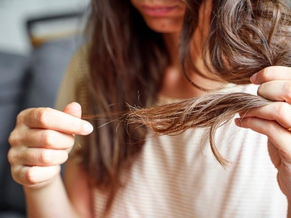 Chỉ với giấm táo, bạn đã có thể “giải cứu” mái tóc khỏi tình trạng gàu, xơ rối. Ảnh: Internet Chỉ với giấm táo, bạn đã có thể “giải cứu” mái tóc khỏi tình trạng gàu, xơ rối. Ảnh: Internet