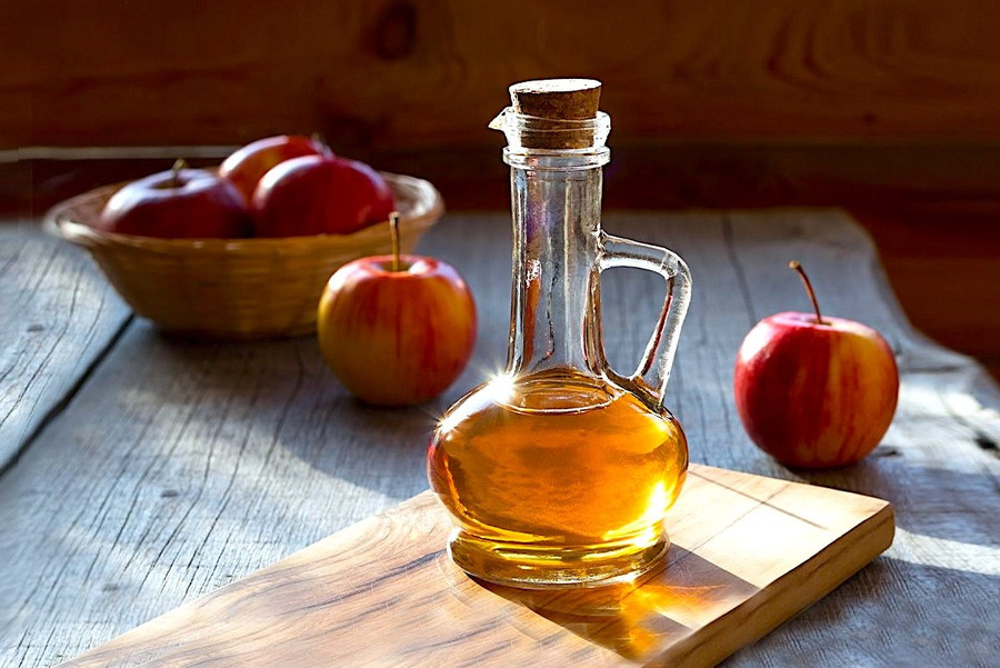 Giấm táo chứa nhiều thành phần có tác dụng kháng khuẩn, giúp mái tóc suôn khỏe và bóng mượt. Ảnh/Nguồn: suckhoedoisong.vn 1.jpg
