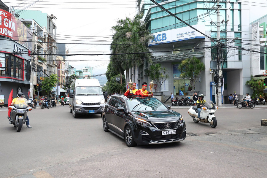 2 chiếc cúp được rước từ Đền thờ Tây Sơn Tam Kiệt về Nhà thờ Tổ võ cổ truyền (Trung tâm Võ thuật cổ truyền Bình Định). Ảnh: H.V anh-2.jpg
