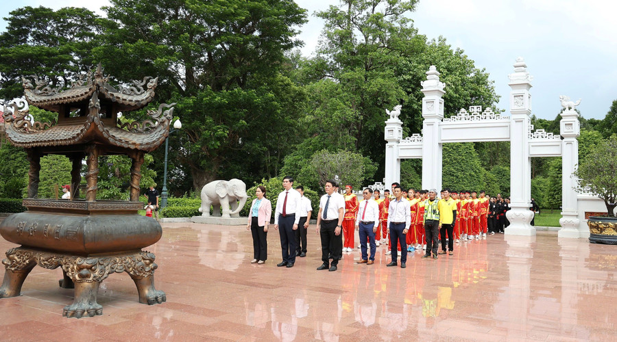 Phó Chủ tịch UBND tỉnh Lâm Hải Giang cùng đại diện Sở Văn hóa-Thể thao và Du lịch, các đoàn võ thuật dâng hương, dâng hoa tại Đền thờ Tây Sơn Tam Kiệt. Ảnh: H.V anh-1.jpg