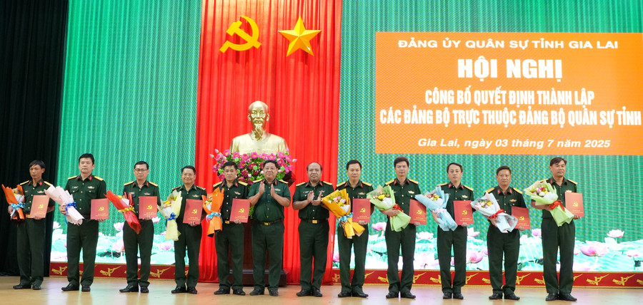 Lãnh đạo Bộ Chỉ huy Quân sự tỉnh trao quyết định thành lập Đảng bộ cho 10 cơ quan, đơn vị. Ảnh: Đ.D 1-7546.jpg