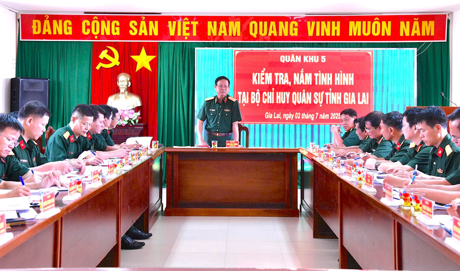 Thiếu tướng Hứa Văn Tưởng-Phó Tư lệnh Quân khu 5 quán triệt nhiệm vụ thời gian tới tại Ban Chỉ huy PTKV 6-An Nhơn Đông. Ảnh: H.P 3-226.jpg