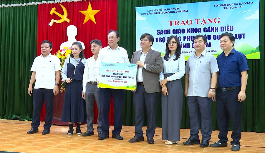 cong-ty-vepic-trao-bang-tuong-trung-tang-hon-141000-ban-sach-giao-khoa-canh-dieu-cho-hoc-sinh-vung-lu-gia-lai.jpg