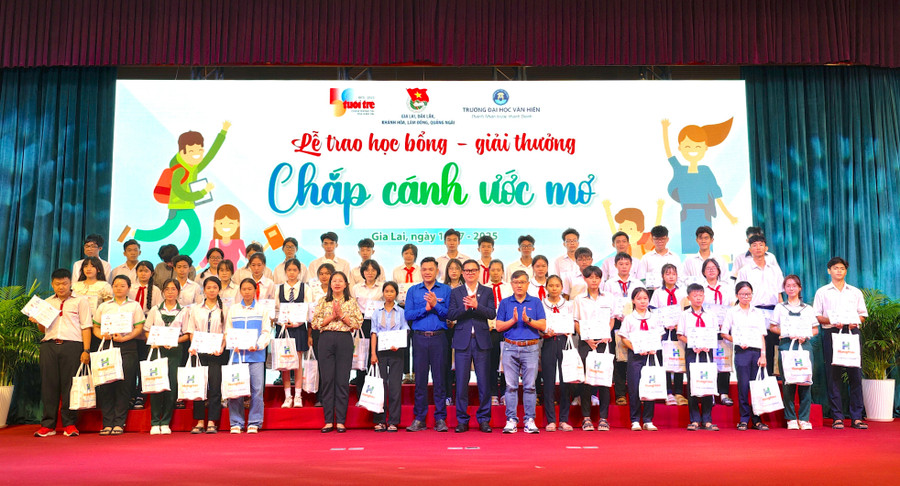 100 suất học bổng "Chắp cánh ước mơ" được trao cho các em học sinh có hoàn cảnh khó khăn. Ảnh: Dũng Nhân 1000002560.jpg