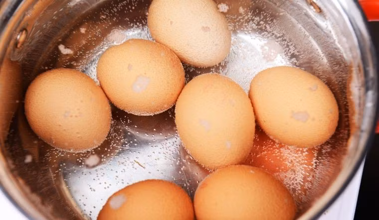Theo các chuyên gia dinh dưỡng nên dùng nước lạnh luộc trứng để nhiệt độ nước và trứng ngang bằng nhau. Ảnh: M.T