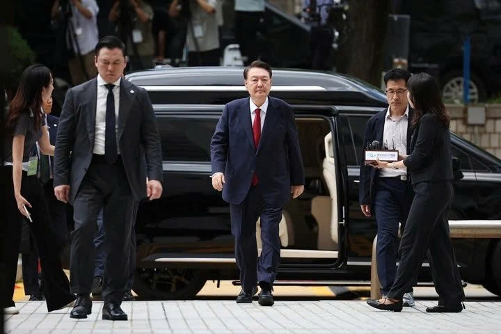 Ông Yoon Suk-yeol đến tòa. Ảnh/Nguồn: vtcnews.vn z6789211602489-1a59d0c310a1e11d120abba6dcb2b4ea.jpg