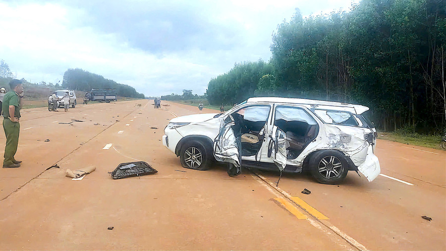 Vụ tai nạn xảy ra tại đoạn sân bay dã chiến trên đường Đông Trường Sơn. Ảnh: CTV z6791040801525-9fd4c44f12dd9dc12894e2c1e15a35d1.jpg