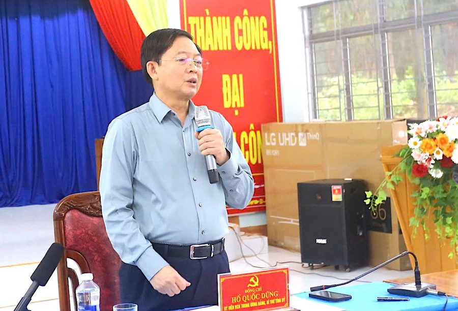 Bí thư Tỉnh ủy Hồ Quốc Dũng phát biểu chỉ đạo tại buổi làm việc với Ban Thường vụ Đảng ủy xã Ia O. Ảnh: A.H z6790387160859-2e6f5b847246095737c46793342fa008.jpg